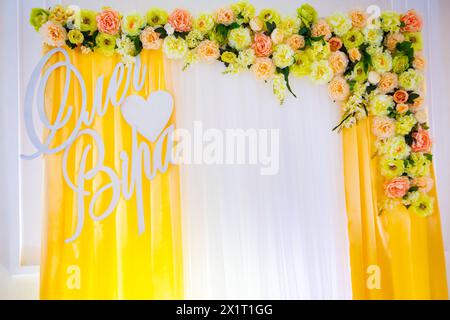 registrazione di una sala per matrimoni o banchetti in toni gialli Foto Stock