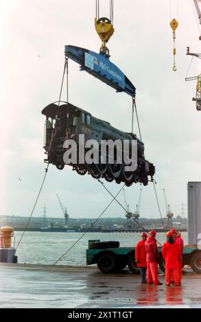 Locomotiva a vapore Flying Scotsman scaricata dalla nave container francese CGM la Perouse presso Tilbury Docks, al ritorno dall'Australia. La loco aveva viaggiato per il paese mentre prendeva parte alle celebrazioni del bicentenario australiano nel 1988. LNER Classe A3 4472 Flying Scotsman appeso al gancio della gru Foto Stock