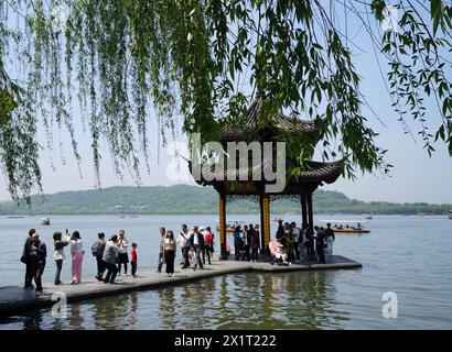 Hangzhou, la provincia cinese dello Zhejiang. 18 aprile 2024. I turisti visitano il Lago Occidentale a Hangzhou, nella provincia di Zhejiang della Cina orientale, 18 aprile 2024. Crediti: Han Chuanhao/Xinhua/Alamy Live News Foto Stock