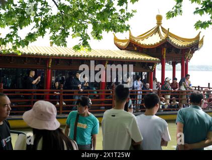 Hangzhou, la provincia cinese dello Zhejiang. 18 aprile 2024. I turisti visitano il Lago Occidentale a Hangzhou, nella provincia di Zhejiang della Cina orientale, 18 aprile 2024. Crediti: Han Chuanhao/Xinhua/Alamy Live News Foto Stock