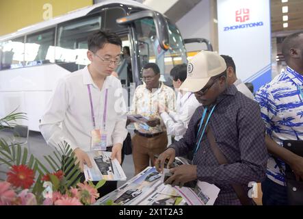 (240418) -- GUANGZHOU, 18 aprile 2024 (Xinhua) -- Un acquirente viene a conoscenza degli autobus elettrici presso uno stand durante la 135a sessione della China Import and Export Fair a Guangzhou, nella provincia del Guangdong della Cina meridionale, 15 aprile 2024. I veicoli elettrici, le batterie solari e le batterie agli ioni di litio, classificati come "nuovi tre" ad alta intensità tecnologica e verdi della Cina, hanno riportato un valore di esportazione combinato di 1,06 trilioni di yuan (150 miliardi di dollari) nel 2023, con un salto del 29,9% su base annua. Molti espositori nelle industrie collegate espongono vari prodotti nella 135a sessione in corso di importazione ed esportazione in Cina Foto Stock