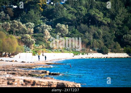 Immergiti nella bellezza rilassante del mare blu che si estende attraverso le tranquille acque del Golfo. Foto Stock