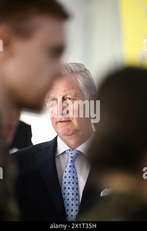 Melsbroek, Belgio. 18 aprile 2024. Re Filippo - Filip del Belgio nella foto durante una visita all'aeroporto militare di Melsbroek, il terzo e ultimo giorno della visita ufficiale di stato della coppia reale lussemburghese in Belgio, giovedì 18 aprile 2024, a Bruxelles. BELGA PHOTO LAURIE DIEFFEMBACQ credito: Belga News Agency/Alamy Live News Foto Stock