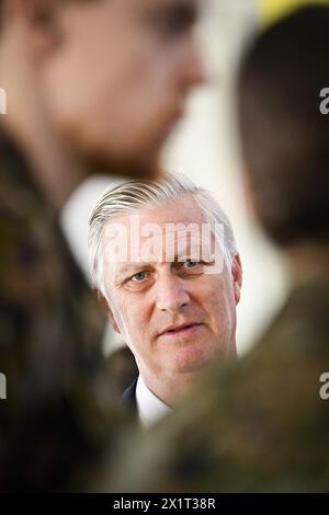 Melsbroek, Belgio. 18 aprile 2024. Re Filippo - Filip del Belgio nella foto durante una visita all'aeroporto militare di Melsbroek, il terzo e ultimo giorno della visita ufficiale di stato della coppia reale lussemburghese in Belgio, giovedì 18 aprile 2024, a Bruxelles. BELGA PHOTO LAURIE DIEFFEMBACQ credito: Belga News Agency/Alamy Live News Foto Stock