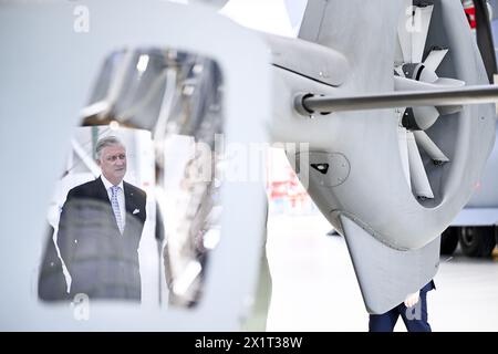 Melsbroek, Belgio. 18 aprile 2024. Re Filippo - Filip del Belgio nella foto durante una visita all'aeroporto militare di Melsbroek, il terzo e ultimo giorno della visita ufficiale di stato della coppia reale lussemburghese in Belgio, giovedì 18 aprile 2024, a Bruxelles. BELGA PHOTO LAURIE DIEFFEMBACQ credito: Belga News Agency/Alamy Live News Foto Stock