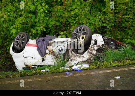 Schwerer Unfall auf Landstraße: Fiat überschlägt sich und landet kopfüber im Wassergraben Ort: Hannover Wülferode Zeit: 18.04.2024, 08:30 Uhr BEI einem schweren Verkehrsunfall ist heute Morgen auf der Landstraße 388 ein 20-Jähriger Mann schwer verletzt worden . Nach bisherigen Ermittlungen des Verkehrsunfalldienstes der Polizei Hannover verlor der Fahrer eines Fiat 500 Abarth nach einer Linkskurve die Kontrolle über sein Fahrzeug, überschlug sich und landete kopfüber in einem Entwässerungsgraben neben der Fahrbahn. Er wurde dabei in Seinem Fahrzeug eingeklemmt und musste durch die Feuerwehr ha Foto Stock