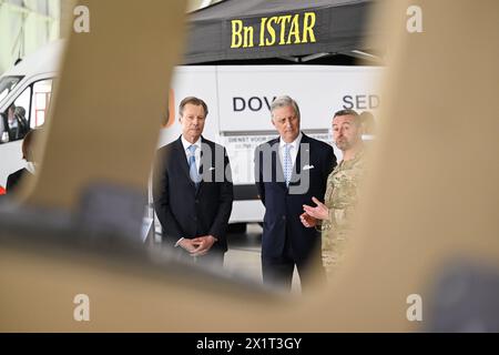 Melsbroek, Belgio. 18 aprile 2024. Il Granduca Enrico di Lussemburgo e il re Filippo - Filip del Belgio nella foto durante una visita all'aeroporto militare di Melsbroek, il terzo e ultimo giorno della visita ufficiale di Stato della coppia reale lussemburghese in Belgio, giovedì 18 aprile 2024, a Bruxelles. BELGA PHOTO LAURIE DIEFFEMBACQ credito: Belga News Agency/Alamy Live News Foto Stock