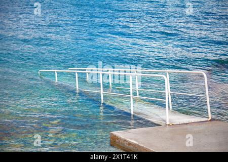 Ringhiera di metallo bianco sul molo in mare. Sfondo marino estivo Foto Stock