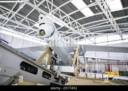 Melsbroek, Belgio. 18 aprile 2024. Un drone militare viene presentato durante una visita all'aeroporto militare di Melsbroek, il terzo e ultimo giorno della visita ufficiale di stato della coppia reale lussemburghese in Belgio, giovedì 18 aprile 2024, a Bruxelles. BELGA PHOTO LAURIE DIEFFEMBACQ credito: Belga News Agency/Alamy Live News Foto Stock