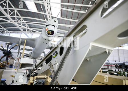 Melsbroek, Belgio. 18 aprile 2024. Un drone militare viene presentato durante una visita all'aeroporto militare di Melsbroek, il terzo e ultimo giorno della visita ufficiale di stato della coppia reale lussemburghese in Belgio, giovedì 18 aprile 2024, a Bruxelles. BELGA PHOTO LAURIE DIEFFEMBACQ credito: Belga News Agency/Alamy Live News Foto Stock