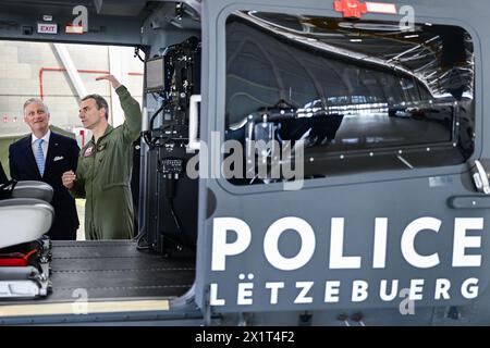 Melsbroek, Belgio. 18 aprile 2024. Re Filippo - Filip del Belgio nella foto durante una visita all'aeroporto militare di Melsbroek, il terzo e ultimo giorno della visita ufficiale di stato della coppia reale lussemburghese in Belgio, giovedì 18 aprile 2024, a Bruxelles. BELGA PHOTO LAURIE DIEFFEMBACQ credito: Belga News Agency/Alamy Live News Foto Stock