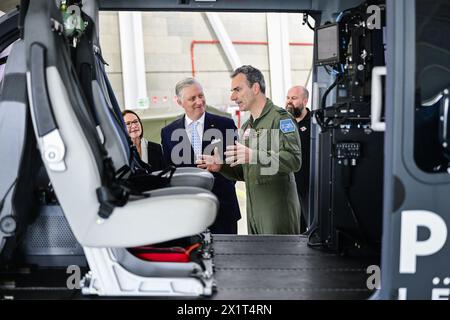 Melsbroek, Belgio. 18 aprile 2024. Re Filippo - Filip del Belgio nella foto durante una visita all'aeroporto militare di Melsbroek, il terzo e ultimo giorno della visita ufficiale di stato della coppia reale lussemburghese in Belgio, giovedì 18 aprile 2024, a Bruxelles. BELGA PHOTO LAURIE DIEFFEMBACQ credito: Belga News Agency/Alamy Live News Foto Stock