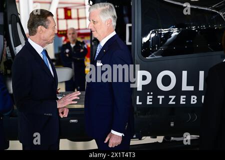 Melsbroek, Belgio. 18 aprile 2024. Il Granduca Enrico di Lussemburgo e il re Filippo - Filip del Belgio nella foto durante una visita all'aeroporto militare di Melsbroek, il terzo e ultimo giorno della visita ufficiale di Stato della coppia reale lussemburghese in Belgio, giovedì 18 aprile 2024, a Bruxelles. BELGA PHOTO LAURIE DIEFFEMBACQ credito: Belga News Agency/Alamy Live News Foto Stock