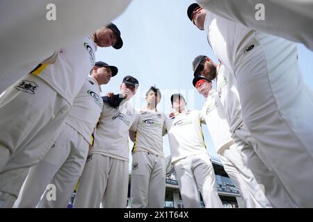 Bristol, Regno Unito, 12 aprile 2024. Gloucestershire si accomoda durante la partita del Vitality County Championship al Seat Unique Stadium di Bristol. Foto Stock