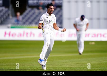 Bristol, Regno Unito, 12 aprile 2024. Ajeet Singh Dale del Gloucestershire celebra il wicket di Adam Lyth dello Yorkshire Foto Stock