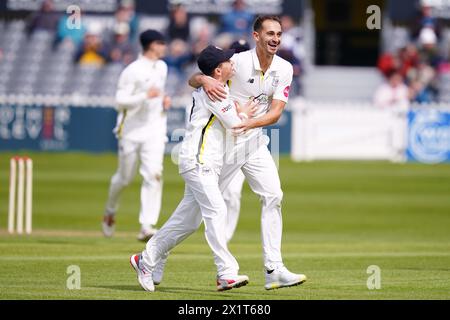 Bristol, Regno Unito, 12 aprile 2024. Zaman Akhter del Gloucestershire festeggia con Graeme van Buuren dopo aver preso un wicket Foto Stock