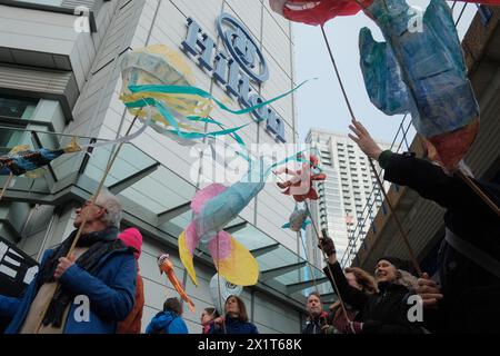 Ocean Rebellion (OR) organizza un concerto di protesta contro una cima mineraria in alto mare all'Hilton di Canary Wharf, evidenziando i suoi effetti dannosi sulla vita marina. Si ritiene che l'estrazione di «noduli di manganese» dai fondali marini per l'uso nelle tecnologie verdi provochi notevoli danni ambientali. Si schiaccia il fondale marino della vita, rilascia pennacchi di sedimenti e crea rumore che disorienta gli animali marini. L'inquinamento acustico causato dalle miniere d'altura è centinaia di volte più forte di un lancio di razzi spaziali. Una licenza di estrazione mineraria in acque profonde avrebbe tolto un fondo marino di un terzo delle dimensioni di Belgiu Foto Stock