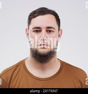 Ritratto, foto e uomo in studio per l'arresto, attivismo politico o diritti umani su sfondo bianco. Attivista, serio e volto di persona maschile Foto Stock