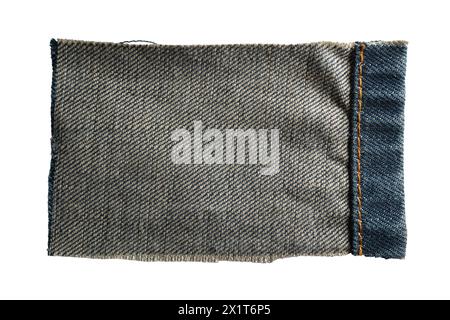 Un pezzo di tessuto jeans stracciato su sfondo bianco con percorso di ritaglio Foto Stock