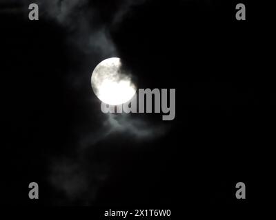 Luna tra le tenebre Foto Stock