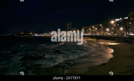 Argine mediterraneo della sera Lloret de Mar, Spagna. Foto Stock