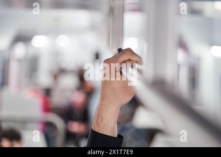 Primo piano di un uomo con corrimano che viaggia in metropolitana Foto Stock