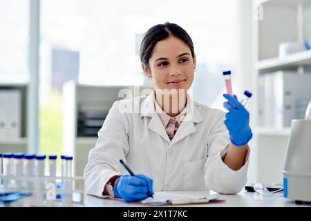 Scienza, donna e laboratorio con provetta per il pensiero, scienziato e microbiologo con ricerca e studio del vaccino. Carriera, assistenza sanitaria e laboratorio o. Foto Stock