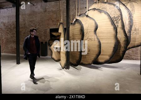 Italia, Venezia, 17 aprile 2024: Un visitatore vede "Shifting Sands: A Battle Song" di Manal AlDowayan al Padiglione Nazionale dell'Arabia Saudita all'Arsenale, durante una giornata stampa alla 60a Biennale d'Arte di Venezia a Venezia il 17 aprile 2024. La 60a Mostra Internazionale d'Arte di Venezia sarà aperta al pubblico dal 20 aprile al 24 novembre e sarà intitolata "Strangers Everywhere". Venezia, Italia foto © Ottavia da Re/sintesi/Alamy Live News Foto Stock