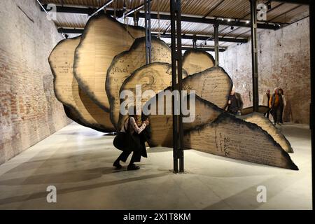 Italia, Venezia, 17 aprile 2024: Un visitatore vede "Shifting Sands: A Battle Song" di Manal AlDowayan al Padiglione Nazionale dell'Arabia Saudita all'Arsenale, durante una giornata stampa alla 60a Biennale d'Arte di Venezia a Venezia il 17 aprile 2024. La 60a Mostra Internazionale d'Arte di Venezia sarà aperta al pubblico dal 20 aprile al 24 novembre e sarà intitolata "Strangers Everywhere". Venezia, Italia foto © Ottavia da Re/sintesi/Alamy Live News Foto Stock