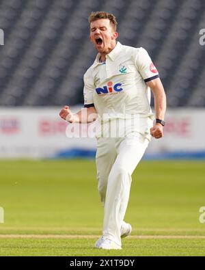 Bristol, Regno Unito, 14 aprile 2024. Matt Milnes dello Yorkshire celebra il wicket del Cameron Bancroft del Gloucestershire Foto Stock