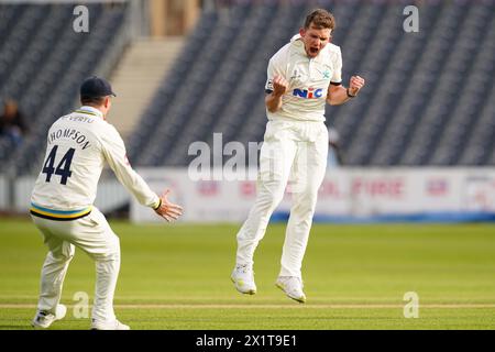 Bristol, Regno Unito, 14 aprile 2024. Matt Milnes (a destra) dello Yorkshire festeggia con Jordan Thompson dello Yorkshire dopo aver preso un wicket. Foto Stock