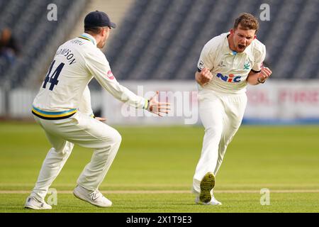 Bristol, Regno Unito, 14 aprile 2024. Matt Milnes (a destra) dello Yorkshire festeggia con Jordan Thompson dello Yorkshire dopo aver preso un wicket. Foto Stock