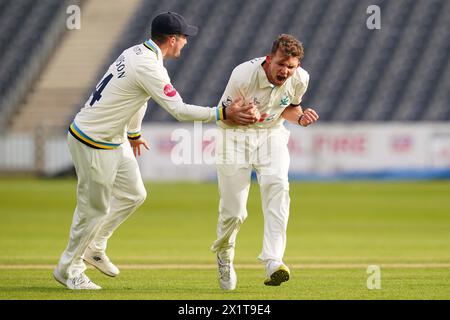 Bristol, Regno Unito, 14 aprile 2024. Matt Milnes (a destra) dello Yorkshire festeggia con Jordan Thompson dello Yorkshire dopo aver preso un wicket. Foto Stock