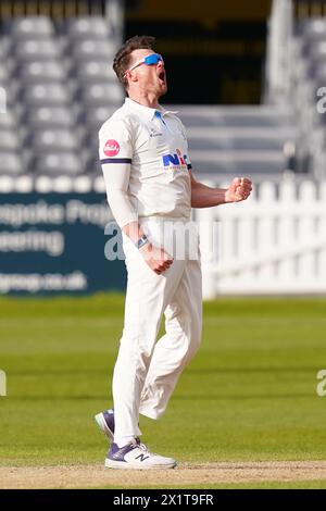 Bristol, Regno Unito, 14 aprile 2024. Dan Moriaty dello Yorkshire celebra il wicket del Gloucestershire's Miles Hammond Foto Stock