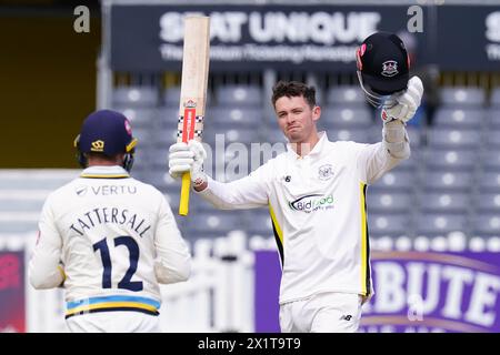 Bristol, Regno Unito, 15 aprile 2024. L'Ollie Price di Gloucestershire celebra il raggiungimento di un secolo durante la partita del Vitality County Championship Foto Stock