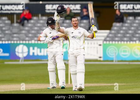 Bristol, Regno Unito, 15 aprile 2024. James Bracey di Gloucestershire celebra il suo secolo durante il Vitality County Championship match Foto Stock