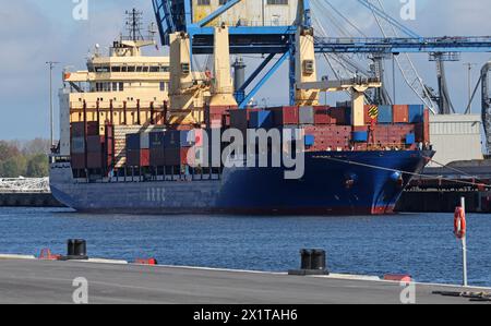 Rostock, Germania. 18 aprile 2024. Il cargo russo "Atlantic Navigator II" è ormeggiato nel porto d'oltremare. Il 04.03.2024, il cargo entrò nel porto di Rostock per riparazioni a causa di problemi tecnici con l'elica. Le autorità doganali hanno successivamente vietato alla nave di proseguire il viaggio. La nave, proveniente dalla Russia, era in viaggio verso gli Stati Uniti e aveva a bordo, tra le altre cose, legname soggetto a un divieto di importazione da parte dell'Unione europea. Crediti: Bernd Wüstneck/dpa/Alamy Live News Foto Stock