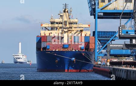 Rostock, Germania. 18 aprile 2024. Il cargo russo "Atlantic Navigator II" è ormeggiato nel porto d'oltremare. Il 04.03.2024, il cargo entrò nel porto di Rostock per riparazioni a causa di problemi tecnici con l'elica. Le autorità doganali hanno successivamente vietato alla nave di proseguire il viaggio. La nave, proveniente dalla Russia, era in viaggio verso gli Stati Uniti e aveva a bordo, tra le altre cose, legname soggetto a un divieto di importazione da parte dell'Unione europea. Crediti: Bernd Wüstneck/dpa/Alamy Live News Foto Stock