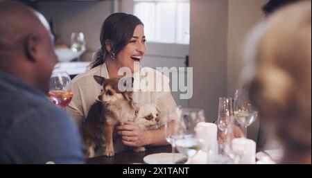 Cena, festa e amici a casa per festeggiare, animali domestici e champagne al tavolo, relax e alcol. Casa, proprietario e donna con cani, sorriso e.. Foto Stock