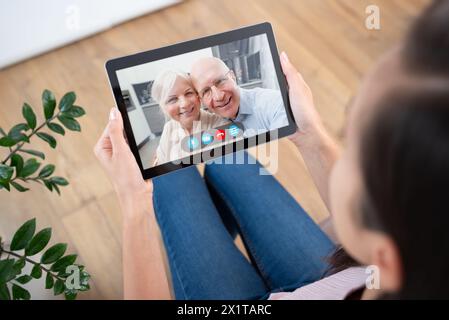 Donna che usa la video chat, idea di videochiamata per i genitori Foto Stock