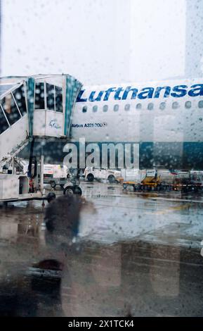 Francoforte, Germania - 4 maggio 2019: Le gocce di pioggia sfocano una vista di un Airbus A321-200 Lufthansa su un'asfalto bagnato dell'aeroporto di Francoforte Foto Stock