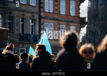 Strasburgo, Francia - 4 marzo 2022: I manifestanti espongono bandiere ucraine in un consolato russo a Strasburgo in seguito all'attacco della Russia. Foto Stock