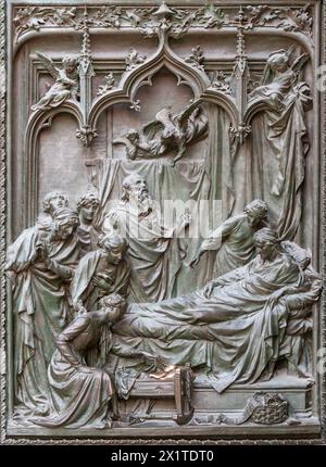 MILANO, ITALIA - 16 SETTEMBRE 2024: Il dettaglio dalla porta principale in bronzo del Duomo - Natività di San Giovanni Battista - di Ludovico Pogliaghi (19 Foto Stock