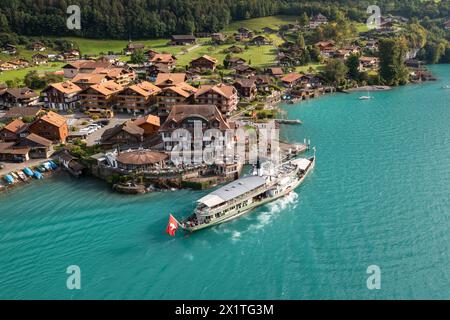 Iseltwald, Svizzera - 11 settembre 2021: Vista aerea della tradizionale nave da crociera a vapore Lötschberg che arriva al molo di Iseltwald, A. Foto Stock