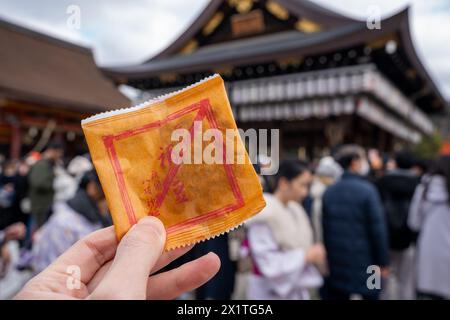 Kyoto, Giappone - 2 febbraio 2024: Yasaka Shrine Setsubun Festival. I fagioli arrostiti della fortuna "fukumame". Foto Stock