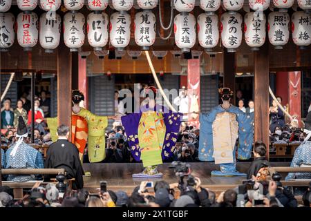 Kyoto, Giappone - 2 febbraio 2024: I Maikos stanno ballando danza tradizionale giapponese nel festival Setsubun del santuario di Yasaka. Foto Stock