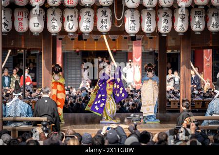 Kyoto, Giappone - 2 febbraio 2024: I Maikos stanno ballando danza tradizionale giapponese nel festival Setsubun del santuario di Yasaka. Foto Stock