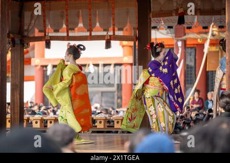 Kyoto, Giappone - 2 febbraio 2024: I Maikos stanno ballando danza tradizionale giapponese nel festival Setsubun del santuario di Yasaka. Foto Stock