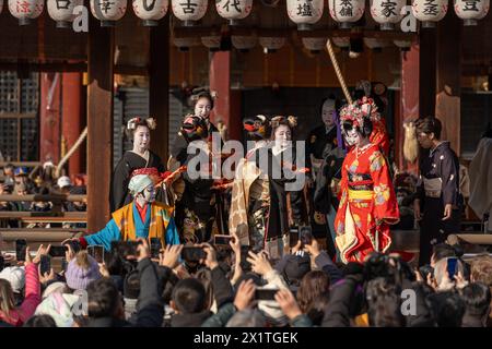 Kyoto, Giappone - 2 febbraio 2024: Maikos nel Santuario di Yasaka Festival Setsubun. Foto Stock