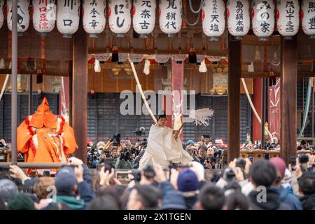 Kyoto, Giappone - 2 febbraio 2024: Tempio Yasaka Festival Setsubun. Tradizionale cerimonia rituale shintoista giapponese. Foto Stock